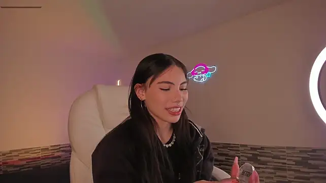 KittyVelve stripchat live cam model