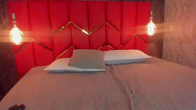 LatinaHoleQueen stripchat live cam model