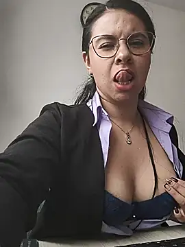 Paolitha25 stripchat live cam model