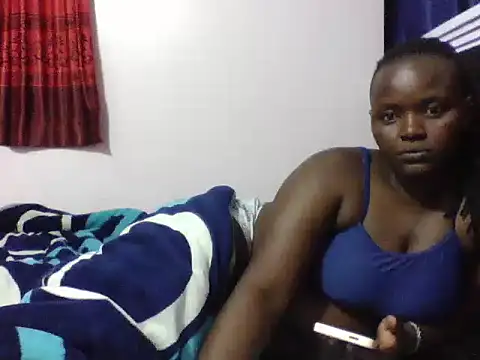 Queennyams stripchat live cam model