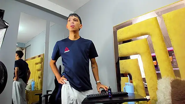 EstebanValdezs stripchat live cam model