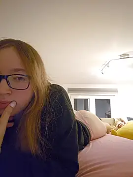 Freaky-Doll stripchat live cam model
