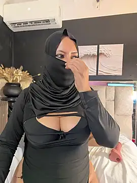 Qamar_Khalifa stripchat live cam model