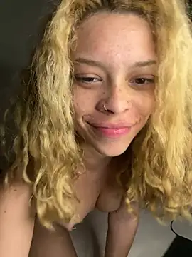 SkySparkle stripchat live cam model