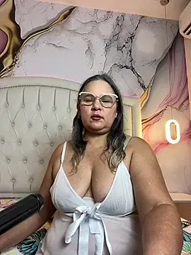 Lucy_Milf_474 stripchat live cam model