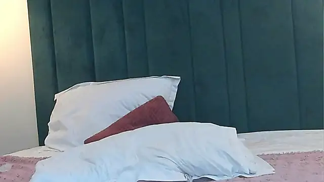 Lillahinari stripchat live cam model