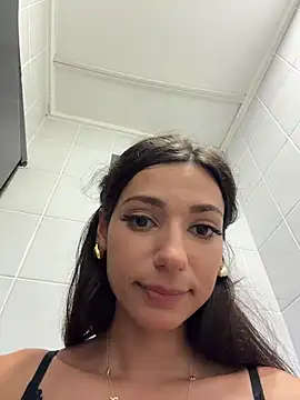 -_MiaQueen_- stripchat live cam model