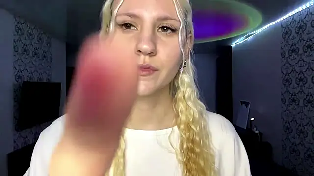 MildredGuckes stripchat live cam model