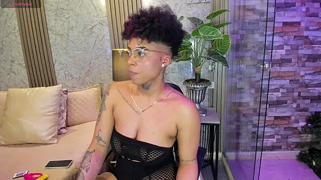 LuciaWallace stripchat live cam model