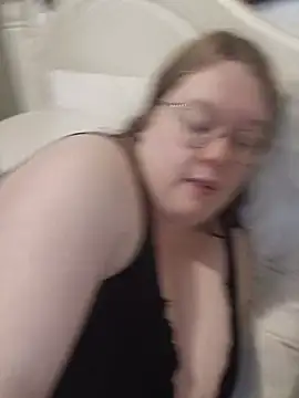 Sexycurvyemilyy stripchat live cam model