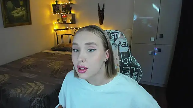 CrazyBitchInLace stripchat live cam model