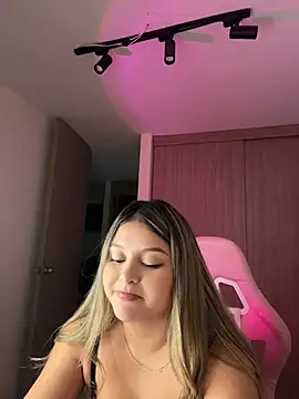lunablossom_ stripchat live cam model