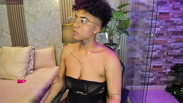 LuciaWallace stripchat live cam model