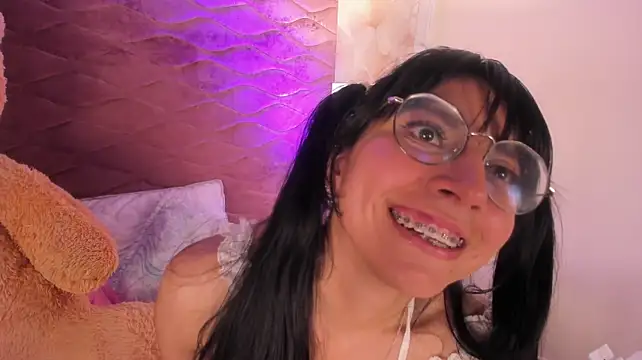 Yui_Narumi stripchat live cam model
