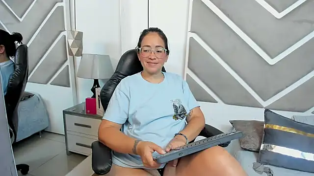 AlissBluumm stripchat live cam model