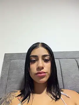 AlannaEvons stripchat live cam model