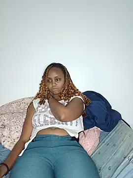 Prettyval77 stripchat live cam model