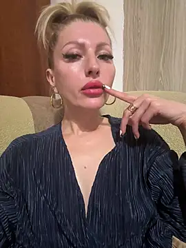 LoLAHotLove stripchat live cam model