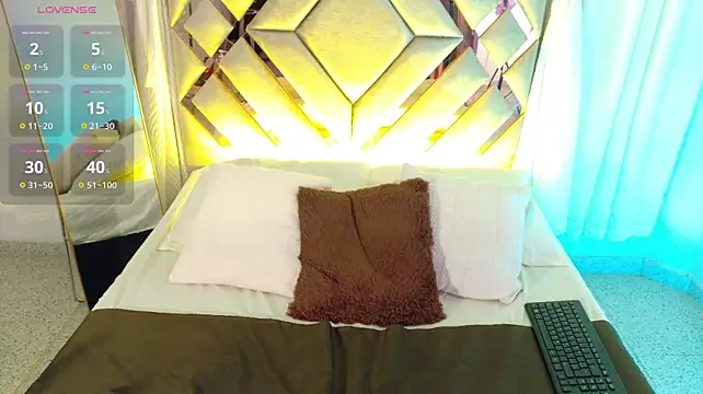 MilaMonroeX stripchat live cam model