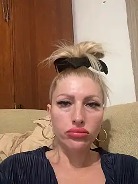 LoLAHotLove stripchat live cam model