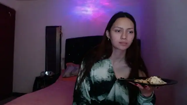 holy_juli stripchat live cam model