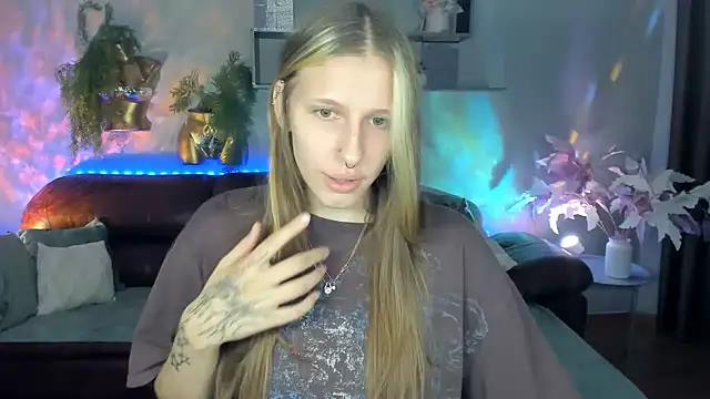 MiaCream stripchat live cam model