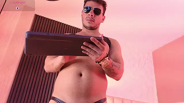 OliverWyse stripchat live cam model