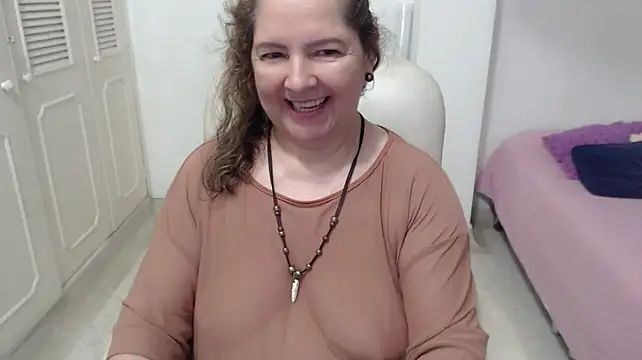 leonela_69 stripchat live cam model