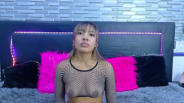 SeraphynLuxora stripchat live cam model