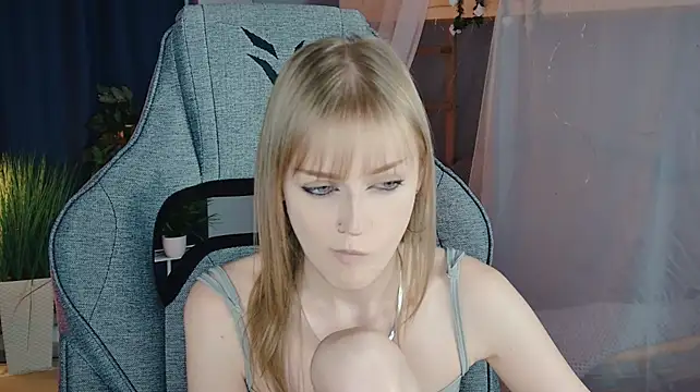 KiraMontoya stripchat live cam model