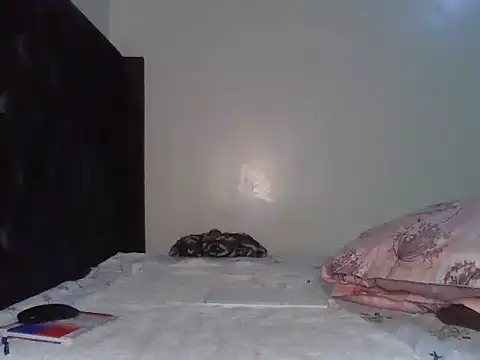 Smalltittsbigass stripchat live cam model