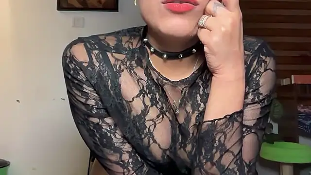 LucytheDevilQueen stripchat live cam model
