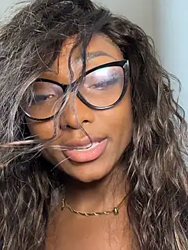 NYAKIMGOLDD stripchat live cam model