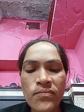 Qravnesshi stripchat live cam model