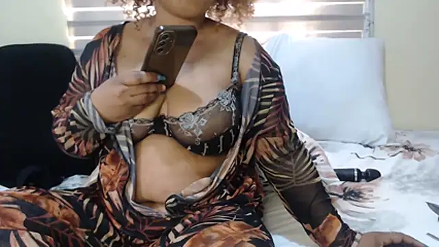 Foxybrownxx1 stripchat live cam model