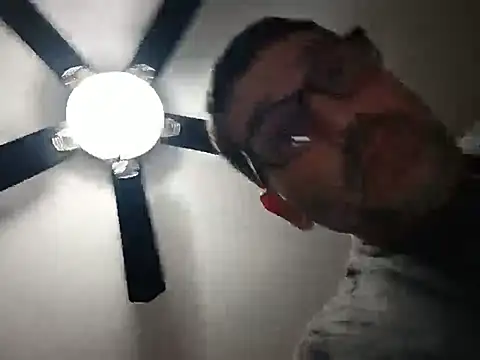 MikeOROGERS100 stripchat live cam model
