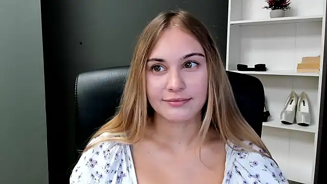 kitty_valeria stripchat live cam model