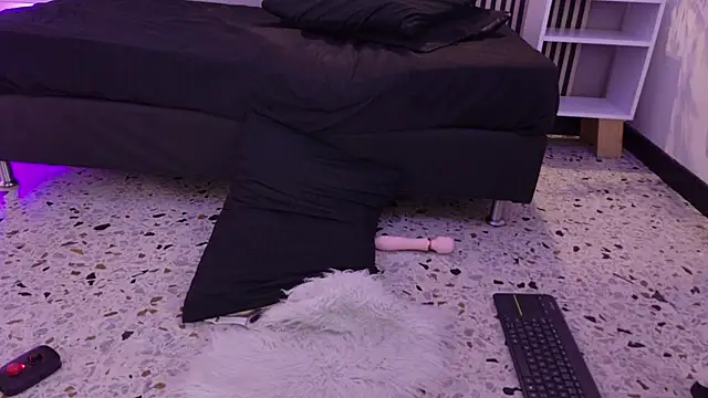 KarineWine stripchat live cam model