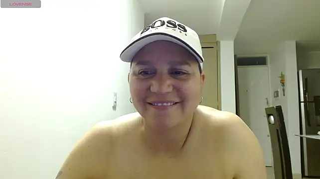LauraReeves stripchat live cam model