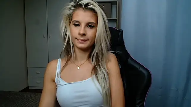 KristineGlow stripchat live cam model