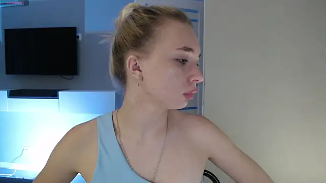 Emily_Hartt stripchat live cam model