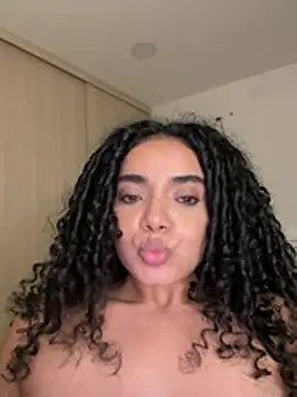 Curlyierr stripchat live cam model