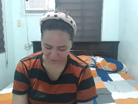 Hello_Kiffy69 stripchat live cam model