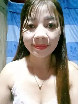 Yiyi102300 stripchat live cam model