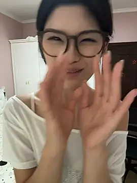 yanzi520 stripchat live cam model