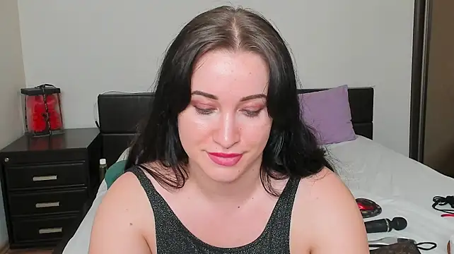 GoldenLunaa stripchat live cam model