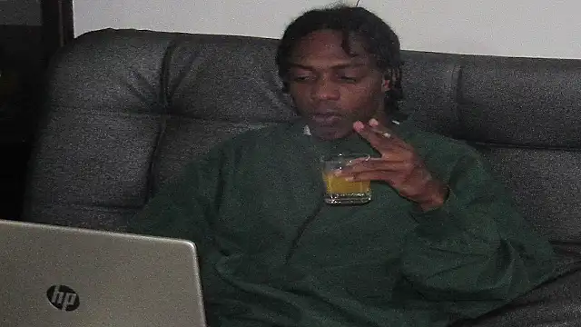 Larry-n-clouds stripchat live cam model