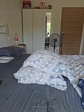 Chaudesquirt stripchat live cam model
