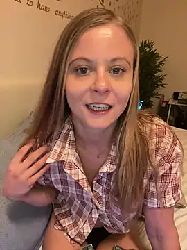 JuicyLucy06 stripchat live cam model