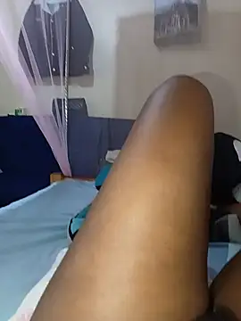 kipmoni stripchat live cam model